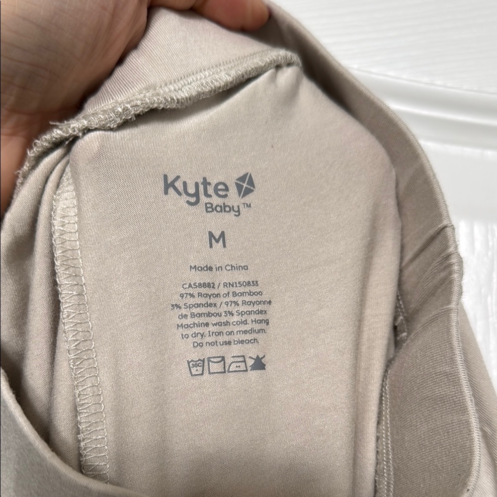 Kyte Baby Women’s Medium Oat Long Sleeve Jogger Pajama Set - Picture 8 of 11